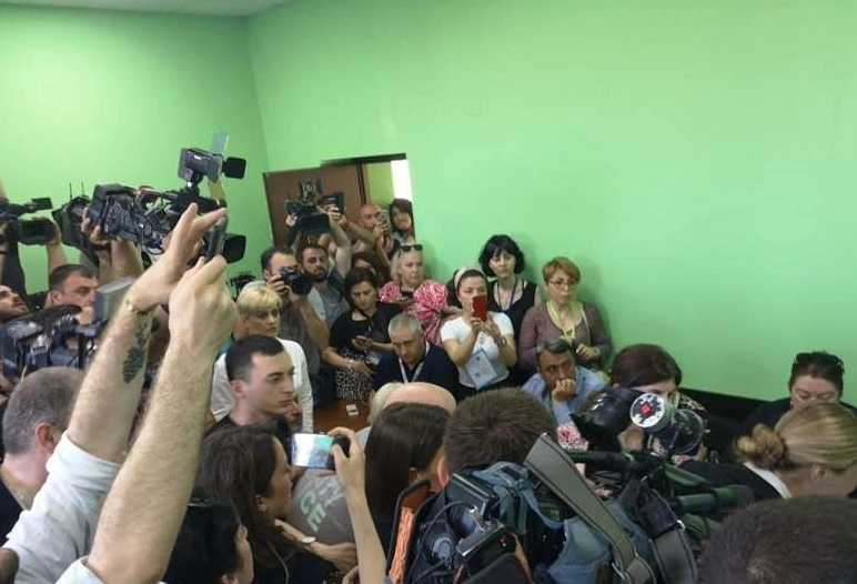 ხმაური და დაპირისპირება იყო ზუგდიდის საოლქო საარჩევნო კომისიაში