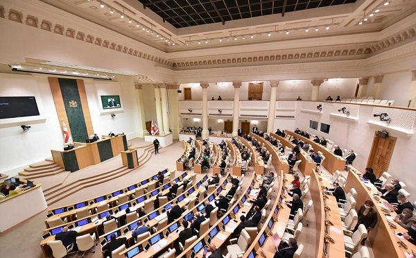 ოპოზიციონერი დეპუტატები შალვა პაპუაშვილს მიმართავენ, პარლამენტის სხდომათა დარბაზში „ხალხის ძალის“ წარმომადგენლები სხვა ადგილზე გადასვას