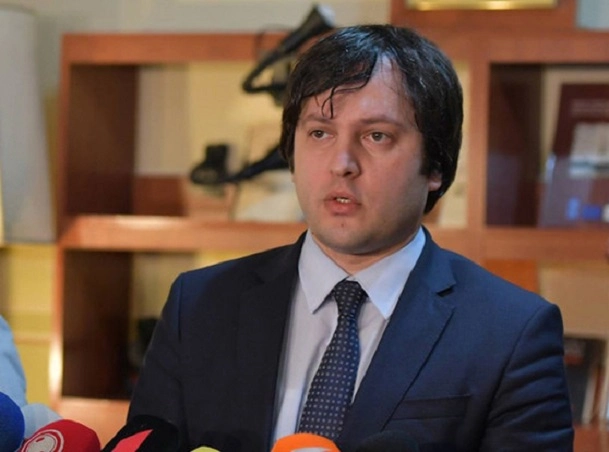 შეგნებულად არ ვეძახით თქვენს კანდიდატს „კაგებეშნიკს“, მიუხედავად იმისა, რომ ჯიბეში წიგნაკი უდევს - კობახიძე ოპოზიციას