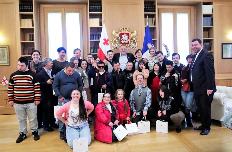 საქართველოს პრეზიდენტმა და პირველმა ლედიმ სასახლეში დაუნის სინდრომის მქონე პირებს უმასპინძლეს