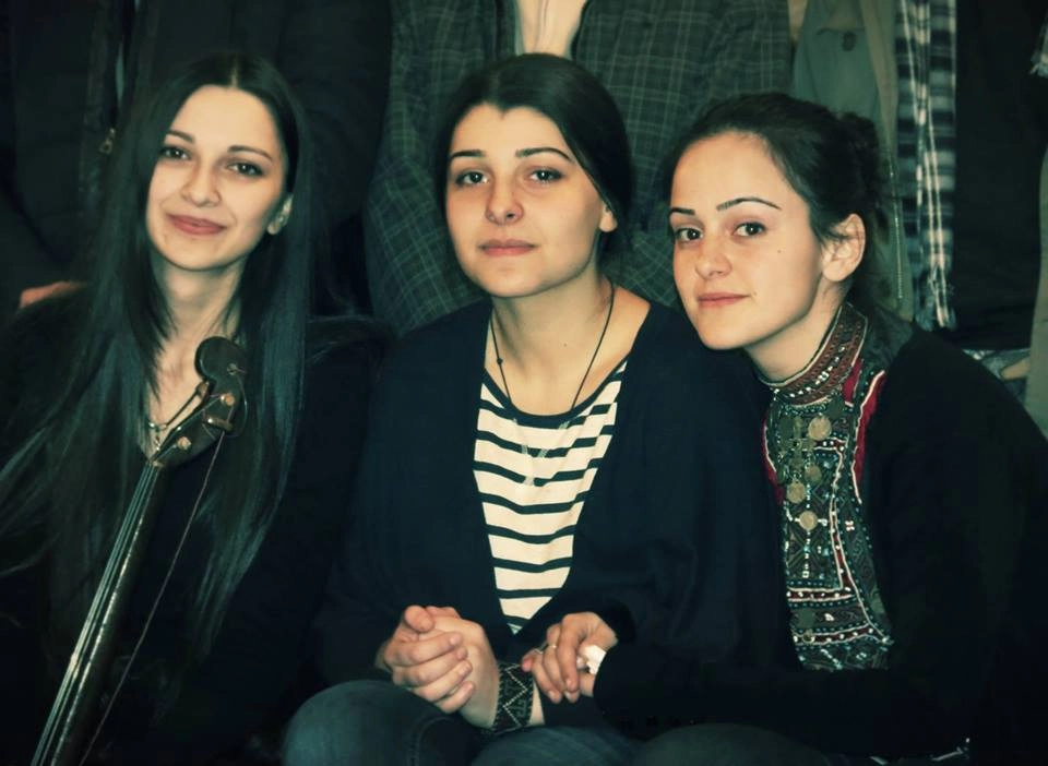 რუსულ "კომედი ქლაბში" ტრიო "მანდილს" დასცინეს?