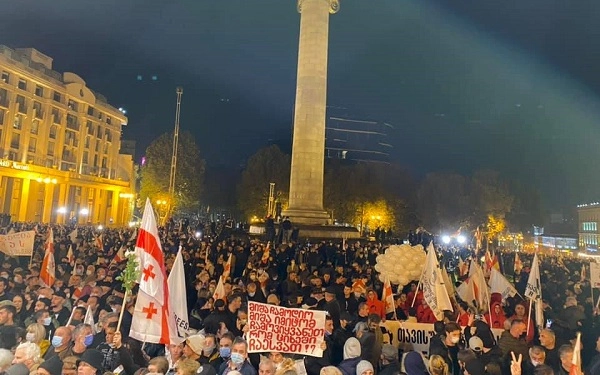 აქციის მონაწილეები თავისუფლების მოედნიდან კანცელარიისკენ დაიძრნენ 
