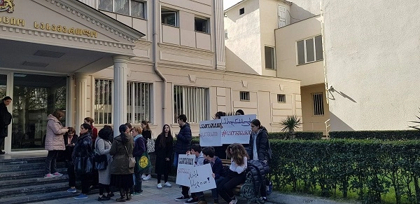 სალომე ტატიშვილის საქმის განხილვის პარალელურად სასამართლოსთან აქცია მიმდინარეობს