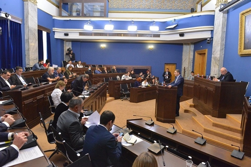პარლამენტში მინისტრობის კანდიდატებს უსმენენ