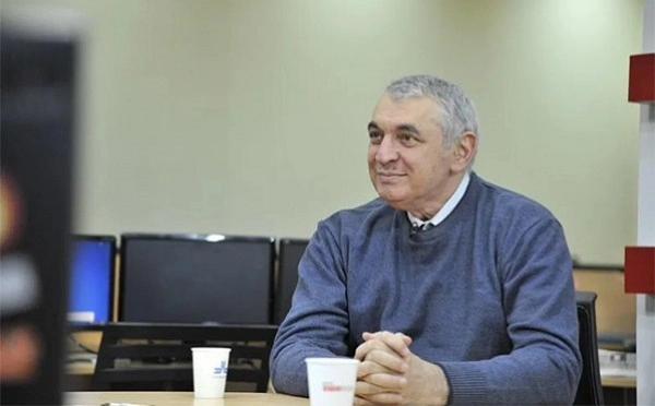 ერთი ტროლის გვერდზე შევედი, სადაც გამოფენილია ილიაუნის ლექტორთა პორტრეტები - კომენტარებში მიდის სხვა ტროლების და ტროლებთან გათნაბრებული ცალტვინების შაბაში, მომცელა ერთმა კომენტარმა: "რუსეთის აგენტურა" - დავით ზურაბიშვილი