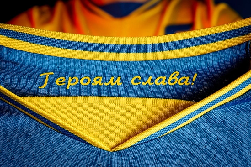 UEFA-მ  უკრაინის ფეხბურთის ნაკრებს ფორმიდან სლოგანის „დიდება გმირებს!“ მოშორება მოსთხოვა 