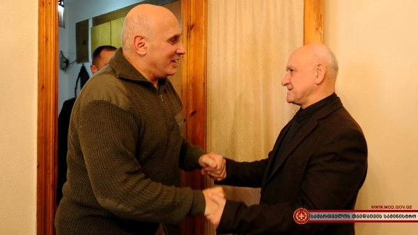 ვახტანგ კაპანაძემ 2008 წელს დაღუპული ოფიცრის ოჯახი მოინახულა