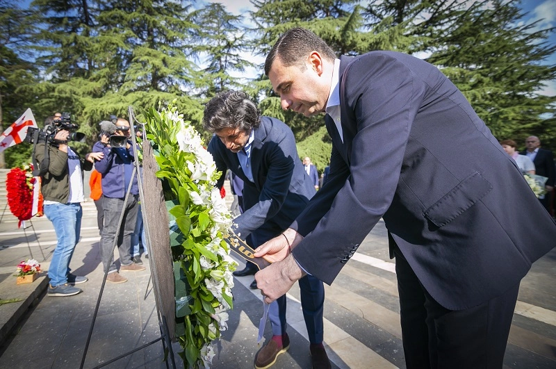 კახა კალაძემ ვაკის პარკში უცნობი ჯარისკაცის საფლავი გვირგვინით შეამკო
