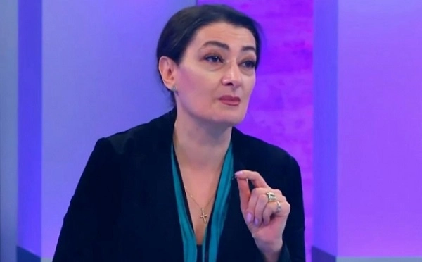 გუშინ მთელი გამოსვლა ანა დოლიძემ „ნაცმოძრაობის“ ლანძღვას მიუძღვნა, აი, იმ ანა დოლიძემ, 2008-ში რუსეთის მხარეს რომ იცავდა, სამაჩაბლო რომ წაგვართვეს, ადვოკატი რომ იყო ოკუპანტის - თაკო  ჩარკვიანი