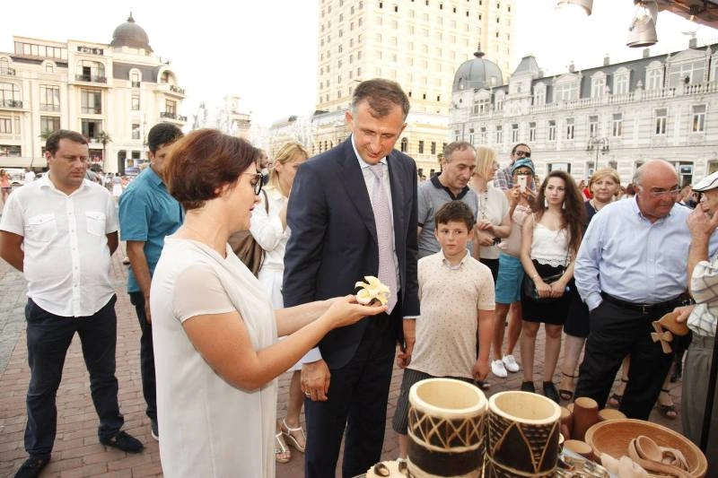 ტრადიციული რეწვის პავილიონი მთავრობის თავმჯდომარემ დაათვალიერა