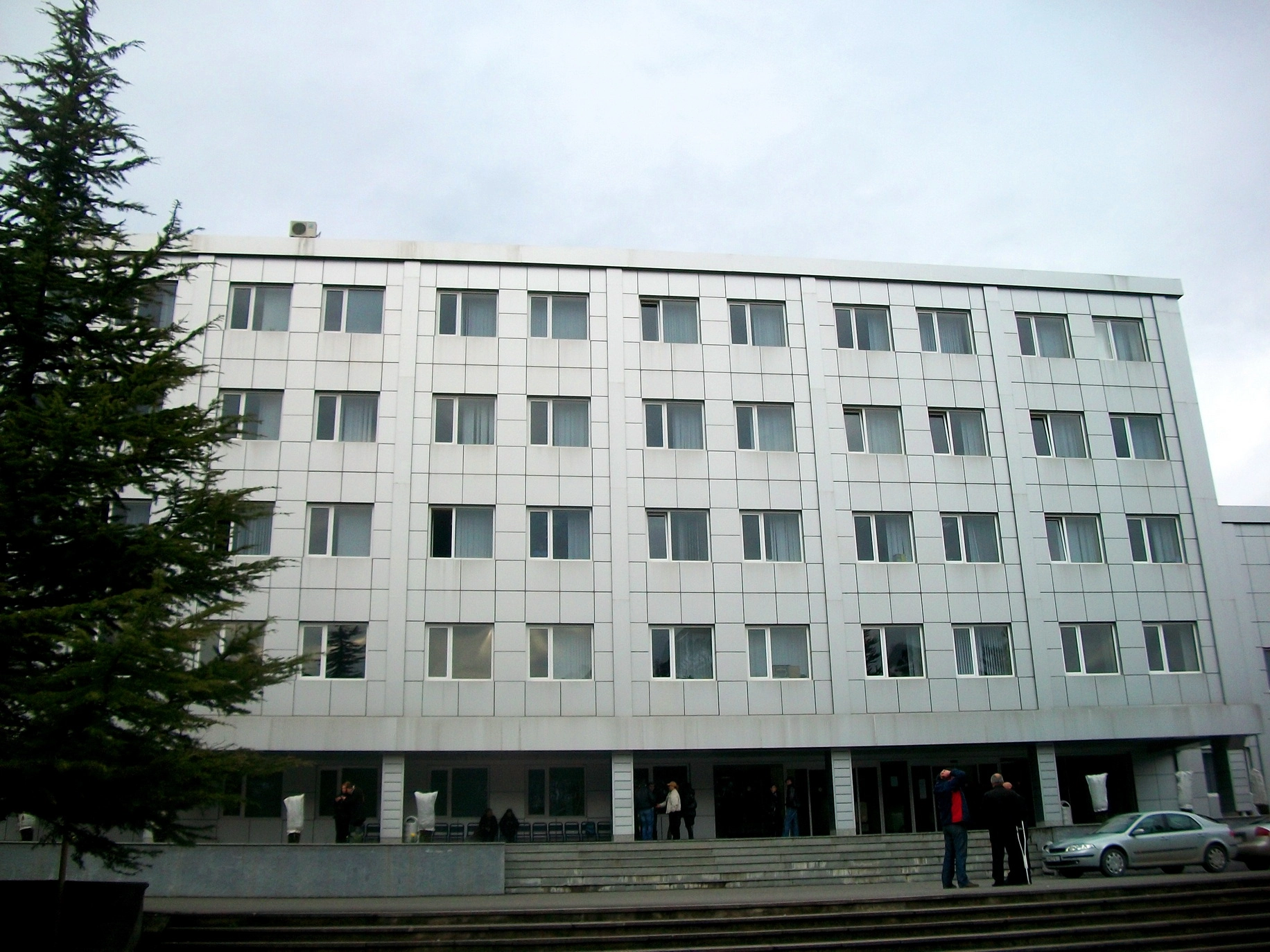ქალს, რომელიც კლინიკის მე-5 სართული გადახტა, ფსიქიკური დაავადება ჰქონდა