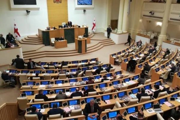 ოპოზიციამ სხდომათა დარბაზი დატოვა და კონსულტაციებს იწყებს 