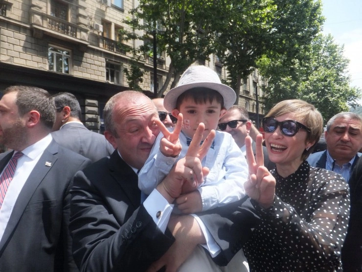პრეზიდენტი და პირველი ლედი პატარა სანდროსთან - "ისტორიული ფოტოთი დავასრულეთ გასეირნება დამოუკიდებლობის დღეს!“