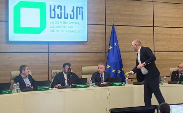 გიორგი კალანდარიშვილისთვის შავი საღებავის შესხმის გამო, სასამართლომ დავით კირთაძე დააჯარიმა