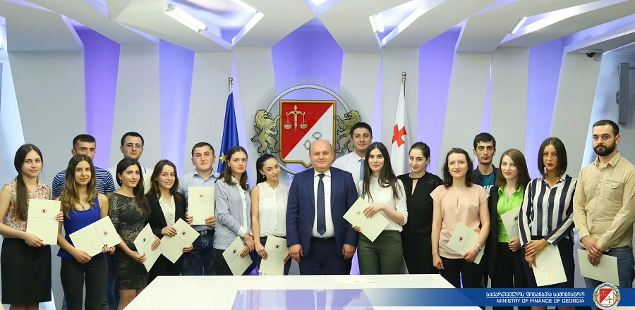 ნოდარ ხადურმა სერტიფიკატები გადასცა ახალგაზრდებს, რომლებმაც წარმატებით გაიარეს სტაჟირება