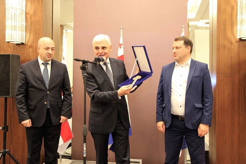 ბათუმის ახლადარჩეულმა მერმა ქალაქის სიმბოლური გასაღები ჩაიბარა