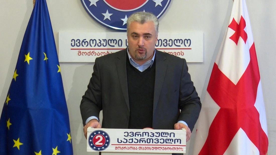 ამომრჩევლებს აძლევენ ბიულეტინს, სადაც 2 ნომერი ჩამოხეულია - სერგი კაპანაძე