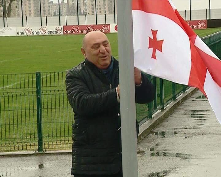 ქუთაისის რაგბის სტადიონზე, საქართველოს დროშა გოგი წულაიამ აღმართა