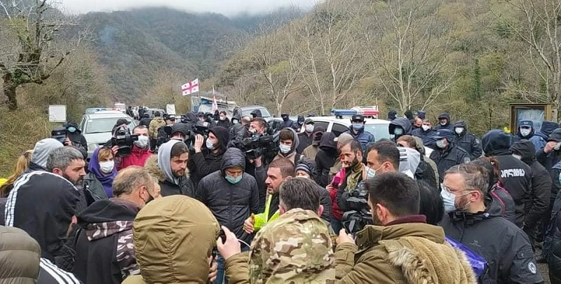რიონის ხეობაში ვითარება დაძაბულია,აქციის მონაწილეები ქუთაისისკენ, "ენკას" ოფისისკენ მიემართებიან