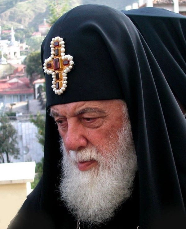 ილია მეორე დეკანოზ გიორგი მამალაძის ოჯახის წევრებს შეხვდება