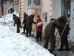 შსს-ს თანამშრომლები ბათუმის ქუჩების გაწმენდით სამუშოებში მონაწილეობენ