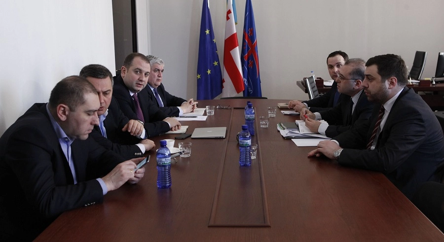პრეზიდენტის მიერ პარლამენტში წარდგენილი ეროვნული ბანკის საბჭოს წევრობის კანიდატის განხილვები გრძელდება