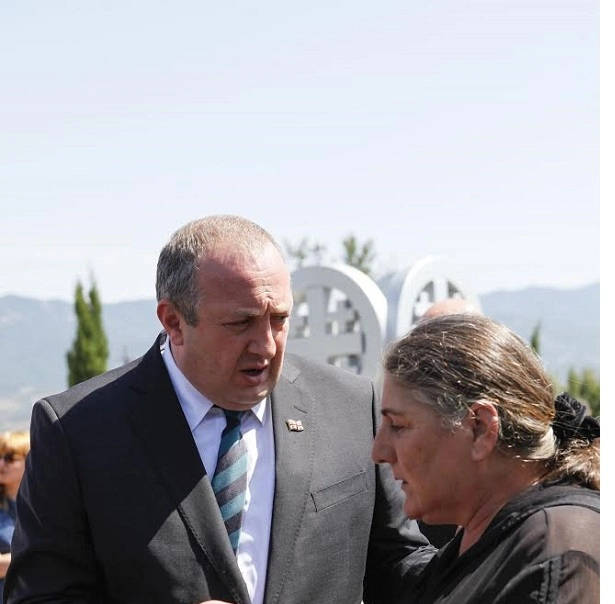 პრეზიდენტმა აგვისტოს ომში დაღუპული გმირების მემორიალი გვირგვინით შეამკო