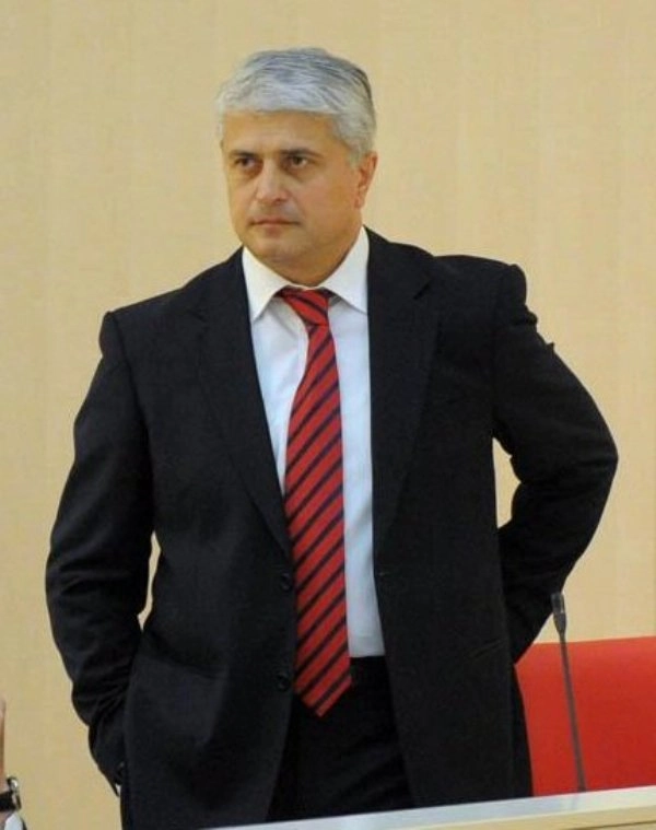 თავდასხმა თბილისის ცენტრში - შს მინისტრის ყოფილ მოადგილეს თავს დაესხნენ