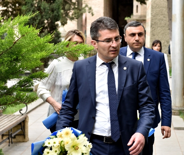 საქართველოს პარლამენტის წევრებმა მერაბ კოსტავას საფლავი ყვავილებით შეამკეს