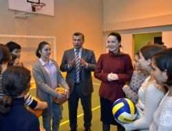თამარ სანიკიძემ და ტარიელ ხეჩიკაშვილმა მე-18 სკოლის განახლებული სპორტული დარბაზი დაათვალიერეს