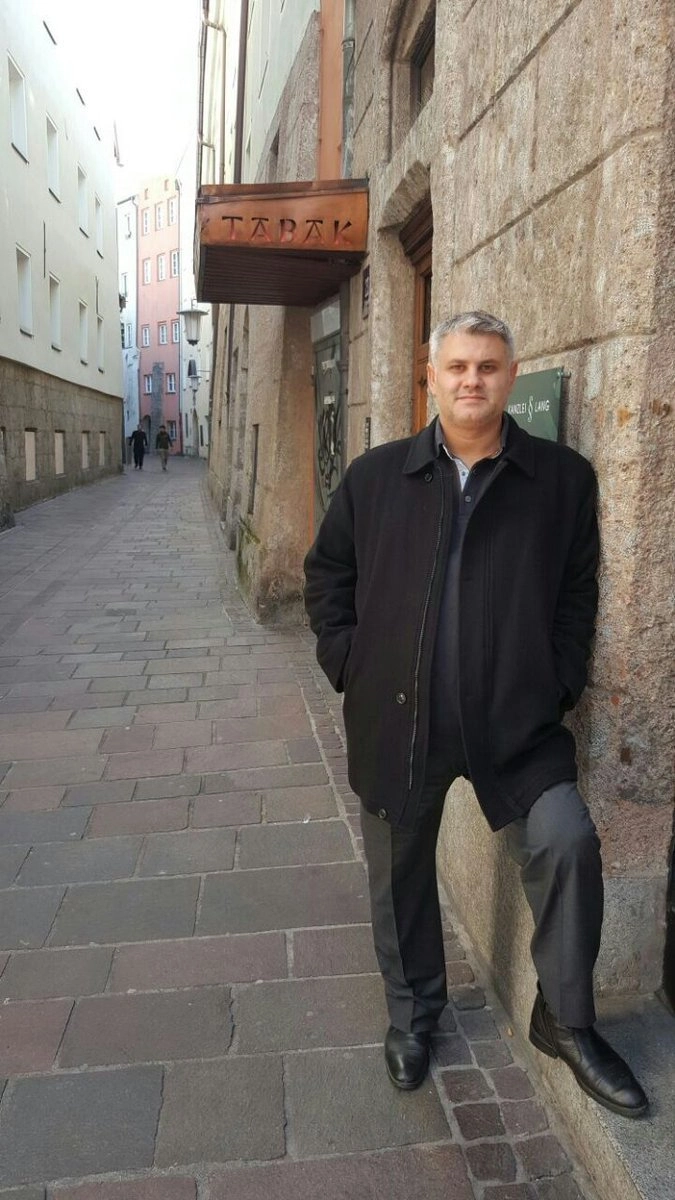  დემირელის კოლეჯის მენეჯერს, დაკავებულ მუსტაფა ჩაბუქს ლტოლვილთა სამინისტროს წარმომადგენელი ხვდება