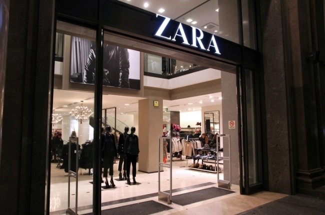 Zara-ს მაღაზიების მომხმარებლებმა ტანსაცმელზე უჩვეულო წარწერები აღმოაჩინეს
