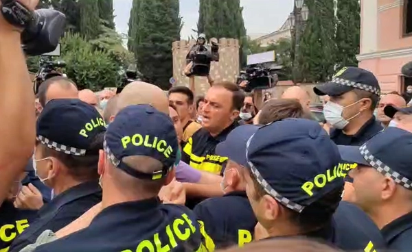 "ქართული ოცნების" ოფისთან საპროტესტო აქცია მიმდინარეობს 
