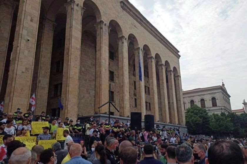 პარლამენტთან მთავრობის გადადგომის მოთხოვნით საპროტესტო აქცია მიმდინარეობს 