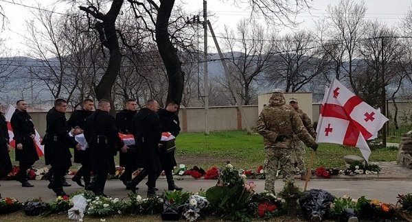 მუხათგვერდის ძმათა სასაფლაოზე არჩილ ტატუნაშვილის დაკრძალვის ცერემონია მიმდინარეობს