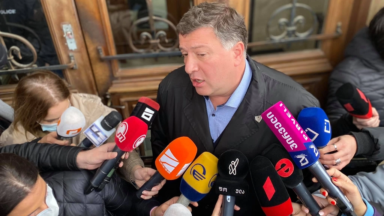 თბილისის საქალაქო სასამართლოსთან გიგი უგულავა დააკავეს 