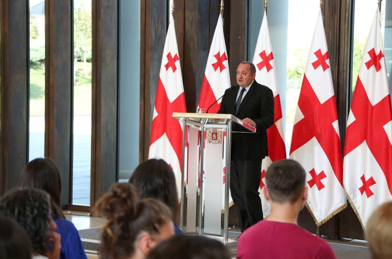 საქართველოს პრეზიდენტი კონსტიტუციის დღესთან დაკავშირებით პროექტის „მე და კონსტიტუცია" მონაწილეებს შეხვდა