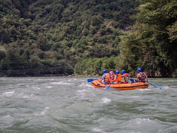 “Rafting in Ajara“ მსურველებს მაჭახელას ხეობაში რაფტინგის სერვისს სთავაზობს