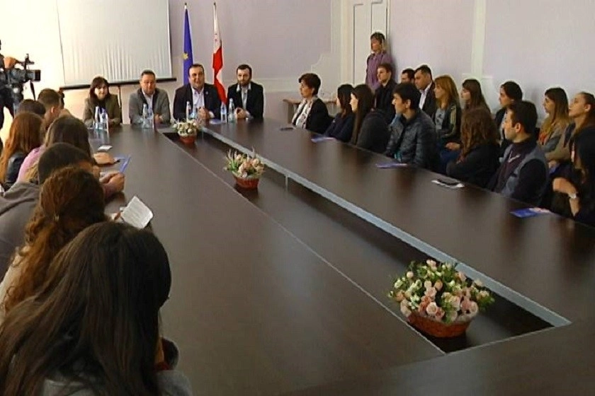 ვიქტორ დოლიძე თელავში სტუდენტებს ხვდება