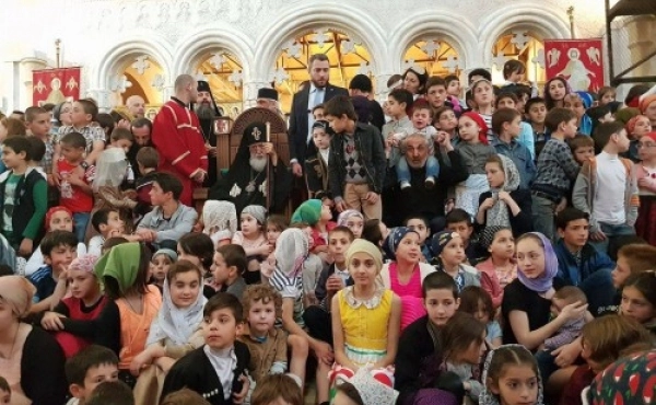 შვიდ და მეტშვილიან ოჯახებს პატრიარქმა მამულისთვის თავდადებულის სიგელები გადასცა