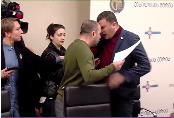 საკრებულოში ლევან ხაბეიშვილი და გიორგი დოხტურიშვილი ერთმანეთს ფიზიკურად დაუპირისპირდნენ