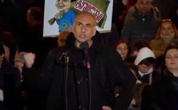  თავისუფლების მოედანზე ზურაბ დათუნაშვილი და ალეკო ელისაშვილი დაკაავეს