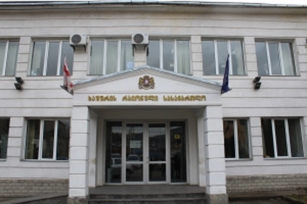 ხაშურის სასამართლოში პატიმარმა ბადრაგი მძევლად აიყვანა