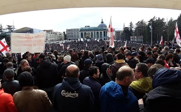 ქუთაისში ნამახვანჰესის მშენებლობის შეჩერებისა და ნათია თურნავას გადადგომის მოთხოვნით აქცია იმართება