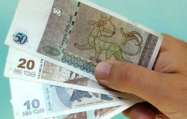 ლარი ისევ უფასურდება