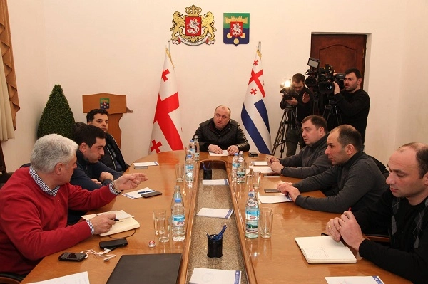 დიდთოვლობის შედეგად შექმნილი პრობლემების აღმოსაფხვრელად, რეგიონების ადგილობრივი ხელისუფლების წარმომადგენლები საგანგებო რეჟიმში მუშაობენ