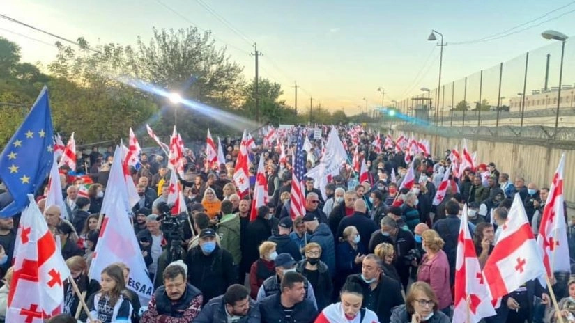 "თავისუფლება მიშას" - რუსთავის ციხესთან სააკაშვილის მხარდამჭერი აქცია იმართება 