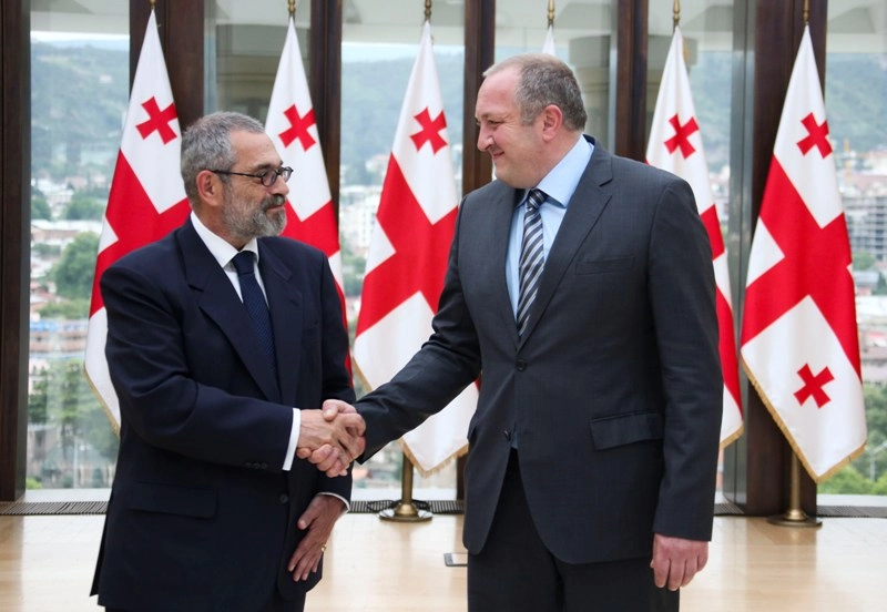  პრეზიდენტის სასახლეში საბერძნეთის ელჩის მიერ რწმუნებათა სიგელების გადაცემის ცერემონია გაიმართა