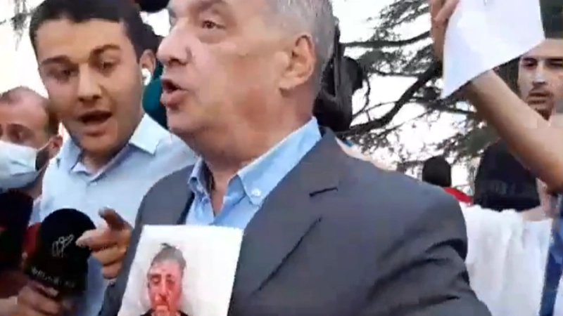გია ვოლსკიმ ჟურნალისტს ლექსო ლაშქარავას ფოტო ხელიდან გამოგლიჯა