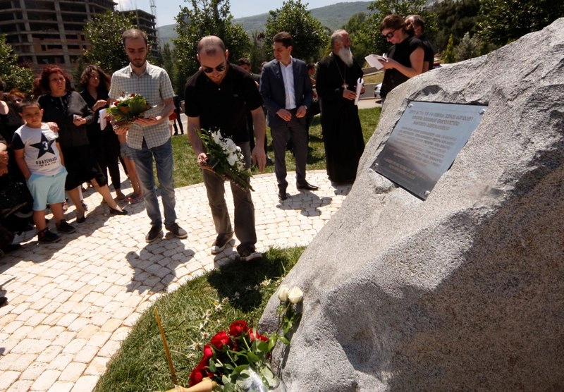 „ქართული ოცნების" ახალგაზრდული ორგანიზაციის წევრებმა დაღუპულთა მემორიალი ყვავილებით შეამკეს